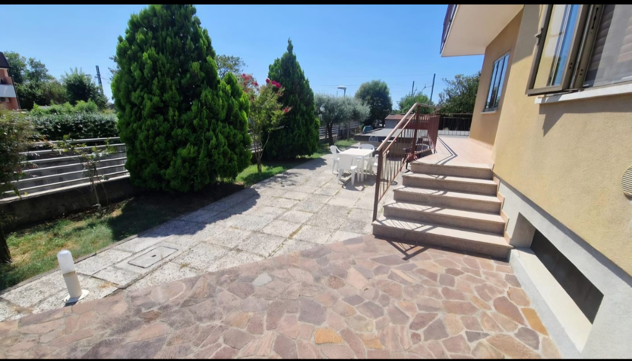 Giardino con tavolo